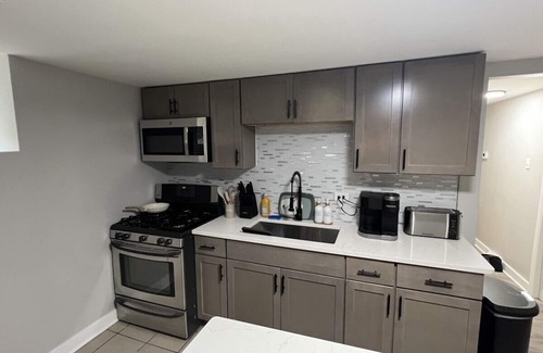 Bronzeville Apartment | Modern 3 Bedroom Close to Downtown Chicago