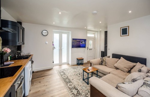 Huddersfield House | Modern 3 Bedroom Cottage 5 mins From Town centre