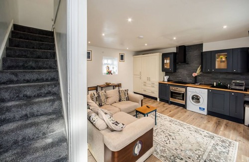 Huddersfield House | Modern 3 Bedroom Cottage 5 mins From Town centre