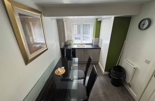 Greetland House | Modern 3 Bedroom Holiday Home - Private Parking - sleeps 12 - 2 Min M62