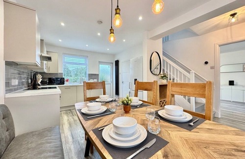 Kirk Sandall House | Modern 3 Bedroom Home | Free Parking | 6 Guests