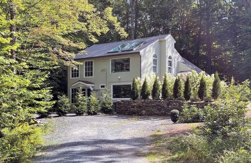 Grantham House | Modern 3-Bedroom Home, Eastman