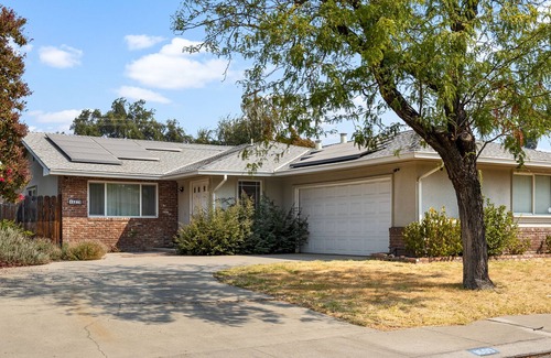Modesto House | Modern 3 Bedroom Home with Free Wi-fi and Netflix