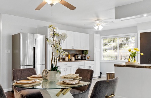 Modesto House | Modern 3 Bedroom Home with Free Wi-fi and Netflix