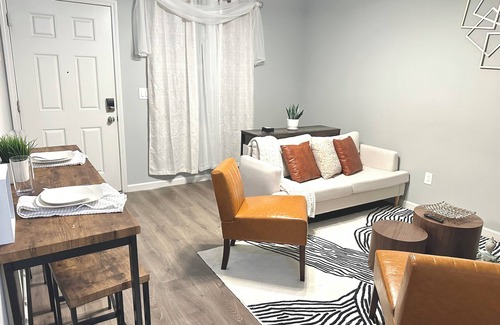 Southeastern Sacramento House | Modern 3-bedroom house : walking distance to UC Davis Hospital.