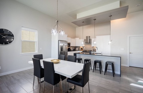 Biggs Field House | Modern 3 Bedroom House with Upgraded Showers