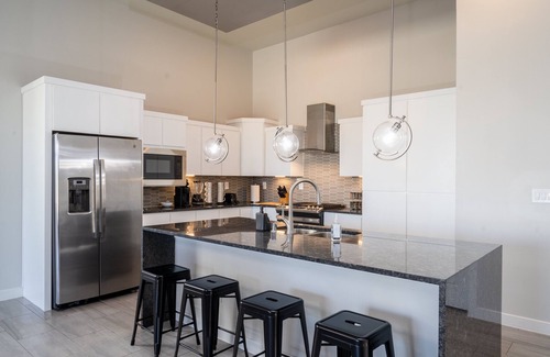 Biggs Field House | Modern 3 Bedroom House with Upgraded Showers