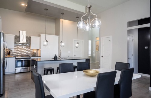 Biggs Field House | Modern 3 Bedroom House with Upgraded Showers