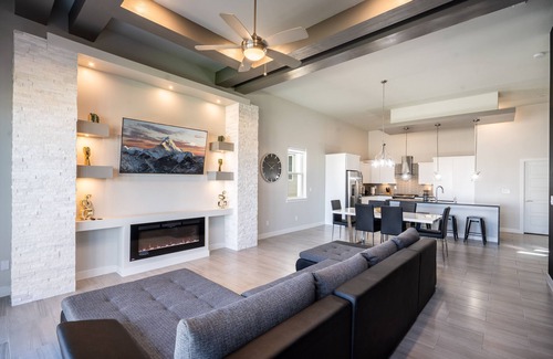Biggs Field House | Modern 3 Bedroom House with Upgraded Showers