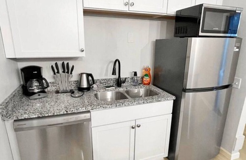 Walnut Hills Condo | Modern 3-bedroom near downtown. Spacious & comfy.