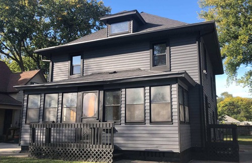 Des Moines Apartment | Modern 3 Bedroom near downtown w yard