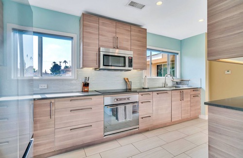 Los Cerritos House | Modern 3 bedroom pool house with above ground hot tub, big backyard