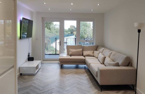 Queensbury Apartment | Modern 3 bedroom serviced apartment close to Queensbury Tube Station
