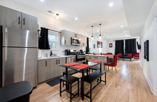 Pilsen Apartment | Modern 3 BR Apt - 5 Mins to Downtown Sleeps 10