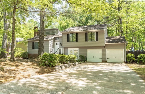 Charlotte House | Modern 3-Level Retreat With Pool