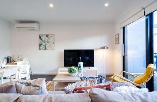 Port Melbourne House | Modern 3-level Townhouse FreeParking