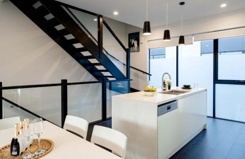 Port Melbourne House | Modern 3-level Townhouse FreeParking