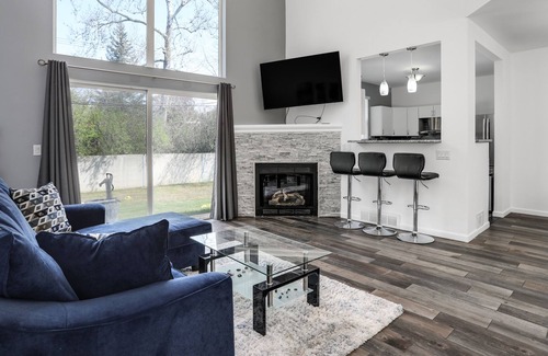 Lathrup Village House | Modern 3 Level Condo Sleeps 7 Near Royal Oak