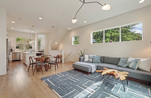 Sacramento House | Modern 3-Level 3BR/3BA Gem in West Sac