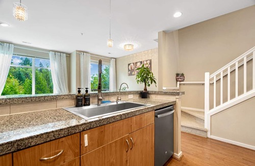 Issaquah House | Modern 3b/3b Townhouse @Issaquah | Near Trails