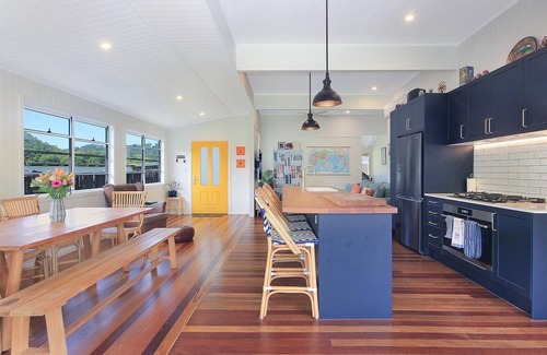 Burringbar House | Modern 3bd home close to town W/pool & WI-FI