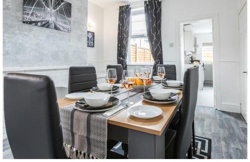 Swinton Apartment | Modern 3BD House, free parking, Manchester and Salford