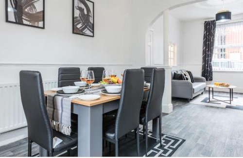 Swinton Apartment | Modern 3BD House, free parking, Manchester and Salford