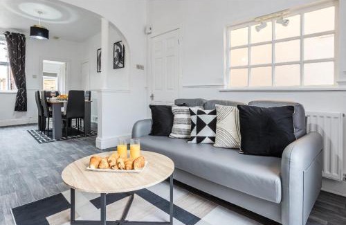 Swinton Apartment | Modern 3BD House, free parking, Manchester and Salford