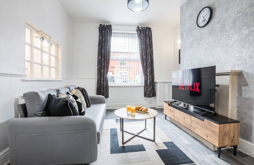 Swinton House | Modern 3BD House, free parking, Manchester/Salford