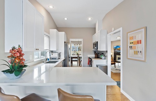 Phinney Ridge House | Modern 3BD house in walkable Ballard, family and dog-friendly, A/C, fenced yard