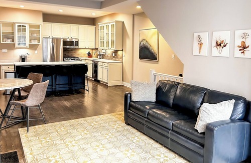 Old Town Condo | Modern 3BDR in Old Town - walk to Lake Michigan, Wells St, Red & Brown lines