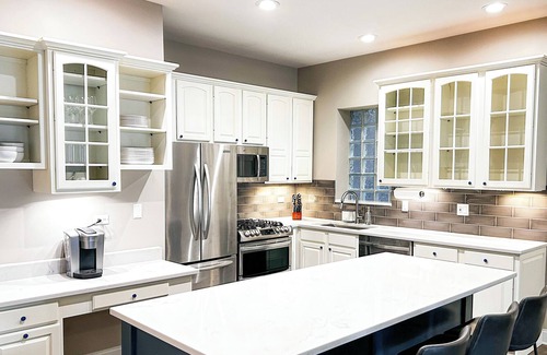 Old Town Condo | Modern 3BDR in Old Town - walk to Lake Michigan, Wells St, Red & Brown lines