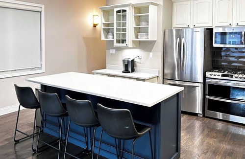 Old Town Condo | Modern 3BDR in Old Town - walk to Lake Michigan, Wells St, Red & Brown lines