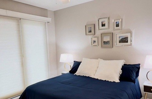 Old Town Condo | Modern 3BDR in Old Town - walk to Lake Michigan, Wells St, Red & Brown lines