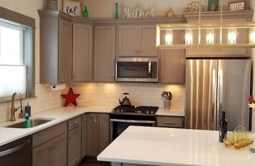 Four Corners House | Modern 3Bdrm Farmhouse | River Access & Hot Tub