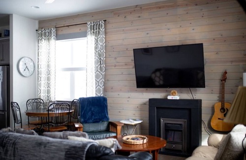 Four Corners House | Modern 3Bdrm Farmhouse | River Access & Hot Tub