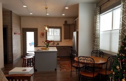 Four Corners House | Modern 3Bdrm Farmhouse | River Access & Hot Tub