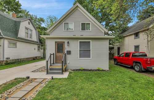 Lansing House | Modern 3BDRM Near Downtown & MSU