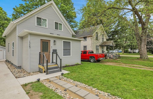 Lansing House | Modern 3BDRM Near Downtown & MSU