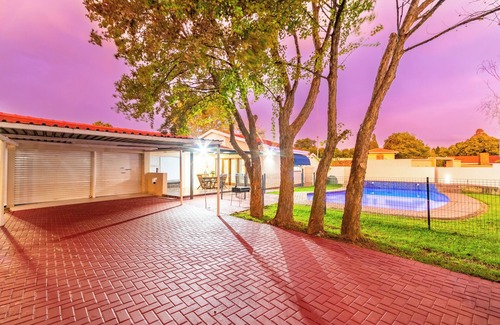 Kempton Park House | Modern 3bed House - Johannesburg Airport - In Security Complex with Pool