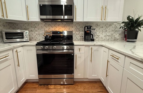 Constable Hook House | Modern 3br/2ba house in Bayonne, NJ. Minutes to NYC
