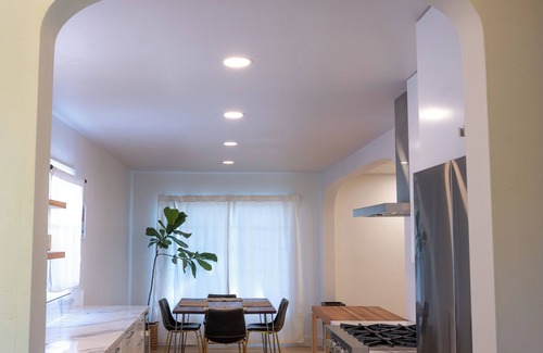 Ventura House | Modern 3BR/2BA Midtown Retreat - Fully Furnished - Walk to Hospital, Shops