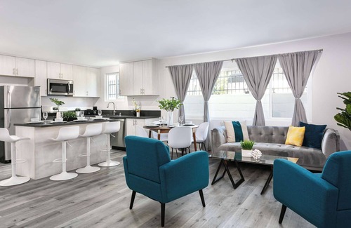 Glendale Apartment | Modern 3BR Apt | Parking in Glendale