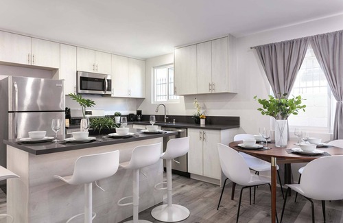 Glendale Apartment | Modern 3BR Apt | Parking in Glendale