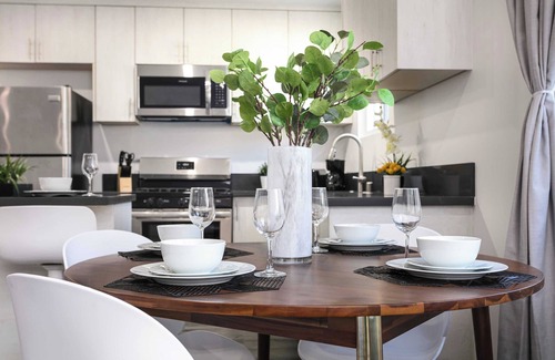 Glendale Apartment | Modern 3BR Apt | Parking in Glendale