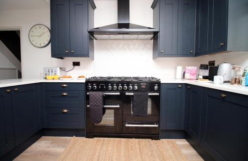Newton St Loe House | Modern 3BR Bath Home, Sleeps 6, Driveway Parking, Families & Contractors Stay