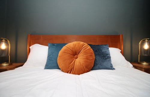 Newton St Loe House | Modern 3BR Bath Home, Sleeps 6, Driveway Parking, Families & Contractors Stay