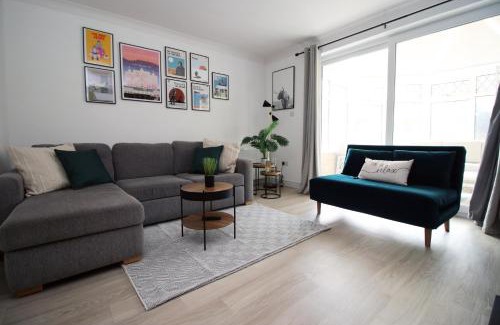 Newton St Loe House | Modern 3BR Bath Home, Sleeps 6, Driveway Parking, Families & Contractors Stay
