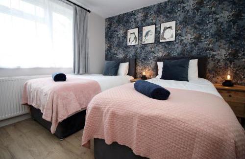 Newton St Loe House | Modern 3BR Bath Home, Sleeps 6, Driveway Parking, Families & Contractors Stay