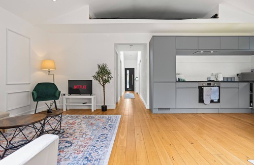 Oxford House | Modern 3BR Bungalow | Sleeps 6+ | Parking | Garden | Near JR Hospital